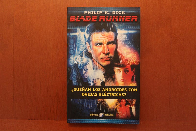 La película Blade Runner basada en una novela de Phillip K. Dick explora la tensión entre los seres con inteligencia artificial y las emociones humanas. 