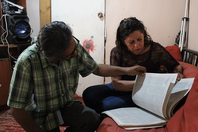 Jacqueline y Raúl fundaron el comité en 2009, iniciando el largo camino hacia una casa propia. Hoy deben resolver nuevas indicaciones del Serviu a su proyecto habitacional.