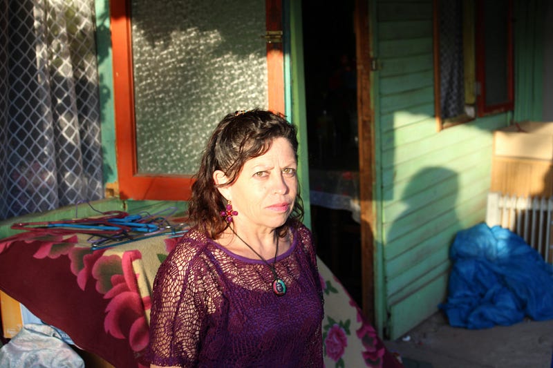 Jacqueline Méndez vive allegada en la casa de sus padres con su marido y otras 13 personas. Foto: Cristóbal Pérez.