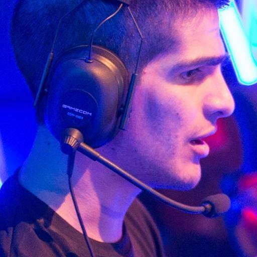 Felipe Pastenes (21) pretende retomar la carrera de Ingeniería Comercial y convertirse en entrenador de LOL, cuando haya sobrepasado los 23, la edad ideal para ser gamer profesional.