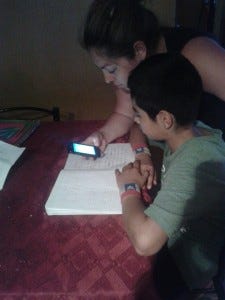 Vanesa Saez junto a su hijo haciendo tareas con el internet del celular.