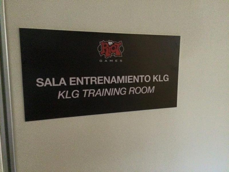 Riot Games es la distribuidora del juego y principal fuente de financiamiento de los gamers profesionales de LOL, quiénes requieren de ocho horas diarias de entrenamiento para mantener su nivel.
