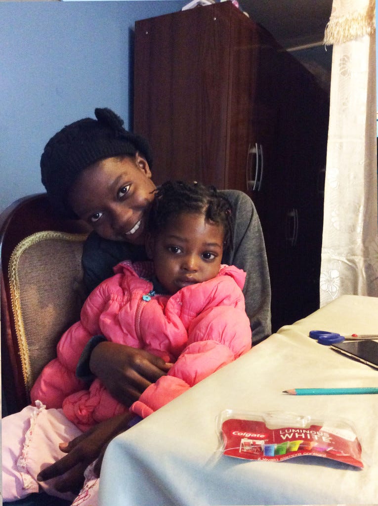 Beatrice y su hermana menor Juleyka, ambas llegaron en 2014 junto a sus padres a Estación Central. Beatrice tiene 18 años y está a cuatro meses de terminar el colegio. Aún no domina el español.