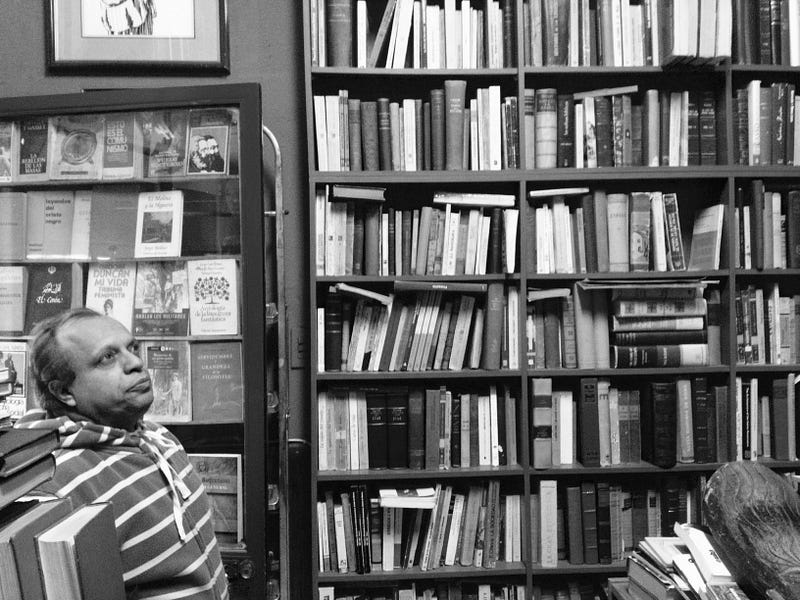 El dueño de Las vocales de Rimbaud pone a disposición de los clientes sus conocmientos de literatura chilena.