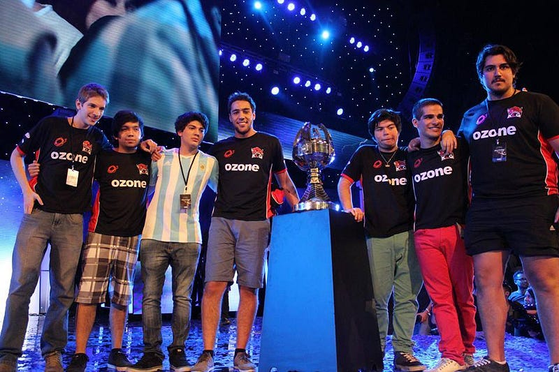 El equipo Kaos Latin Gamers tras ganar el torneo de apertura de LOL en el Teatro Caupolicán. Foto: Fernanda Mujica.