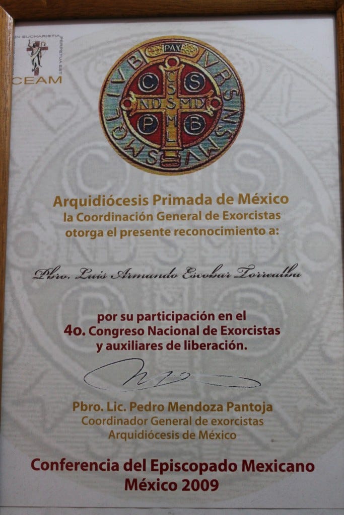 El sacerdote se formó en el tema por curiosidad personal, asistiendo a conferencias y seminarios en América Latina. 